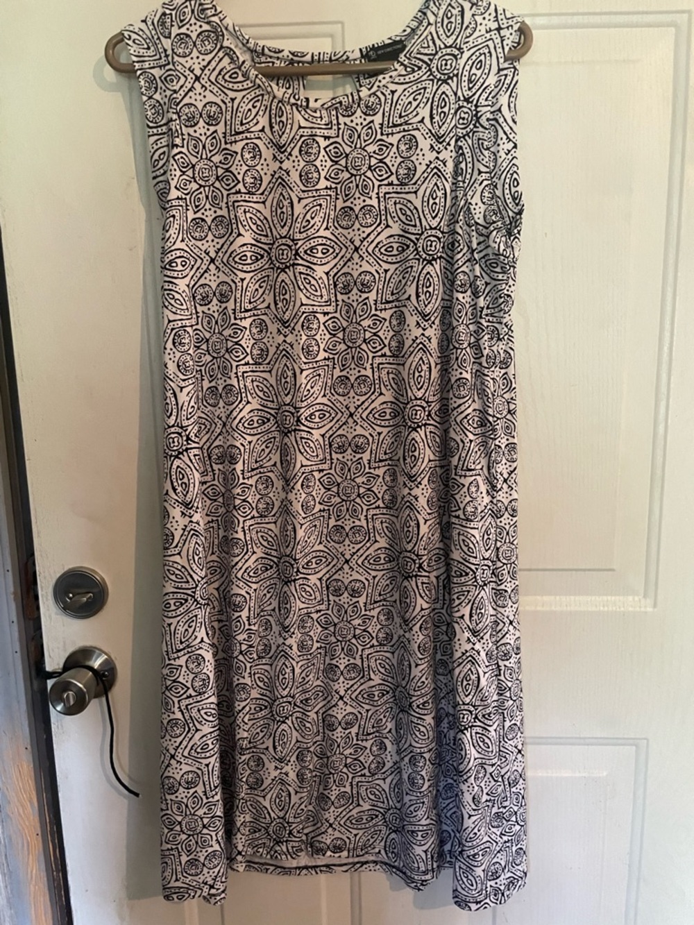 C0017 new directions Black & White Paisley Sleeveless Dress